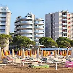 Modern With Garden In Lignano 别墅